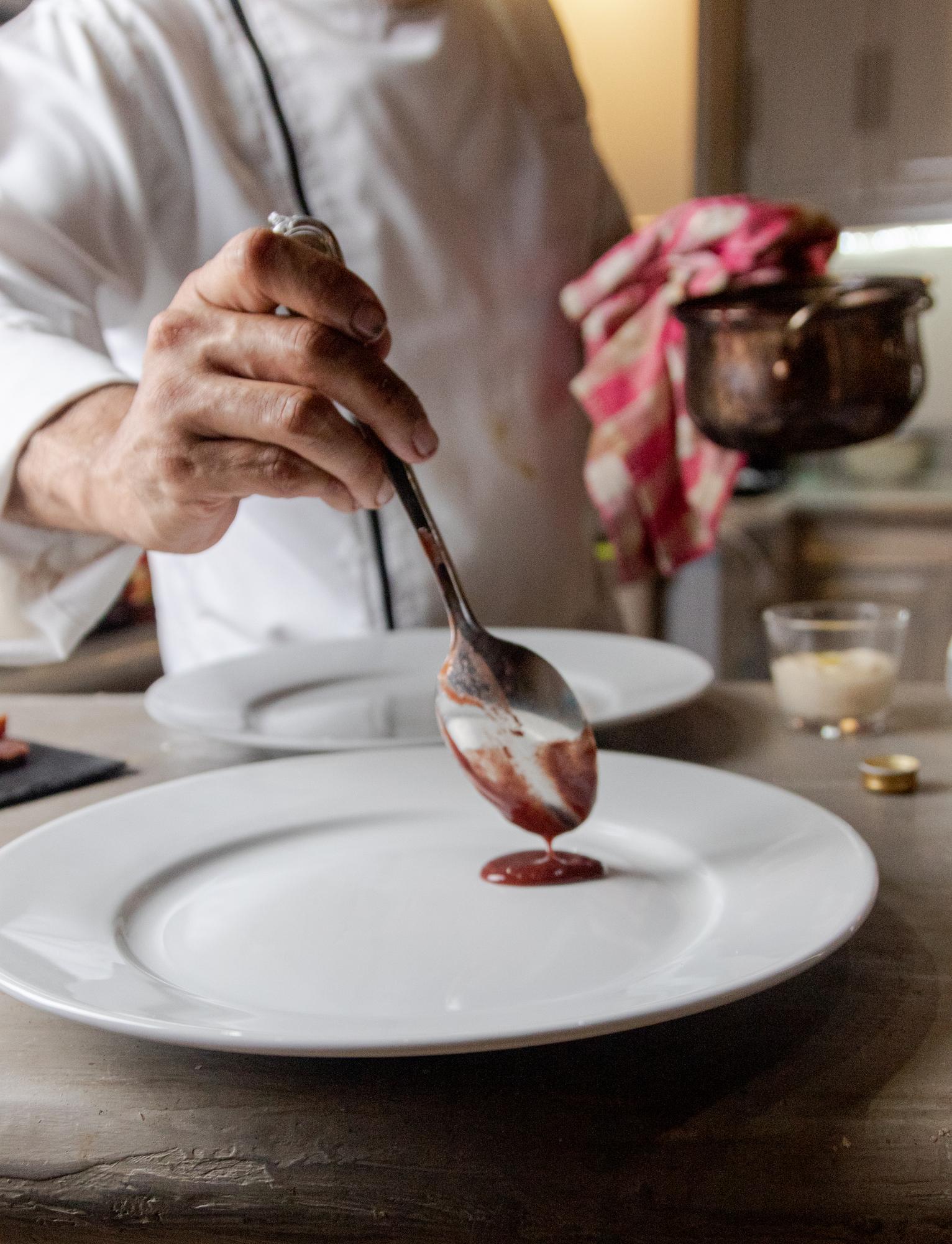 Chef bereitet Gericht in ruhiger Küche